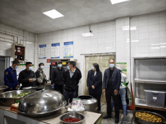 严查生熟混放、过时食物留存等